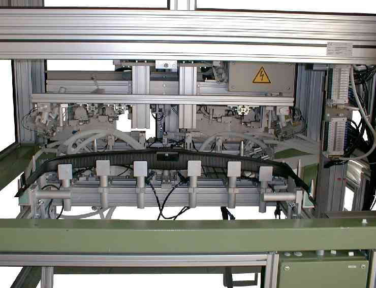 Maschine zur Clipmontage in Schlossträger von PKW-Hecktüren