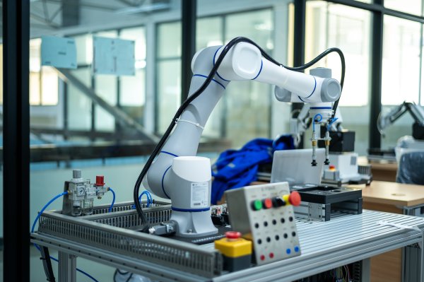 industrieller-robotarm-labor-anlage.jpg